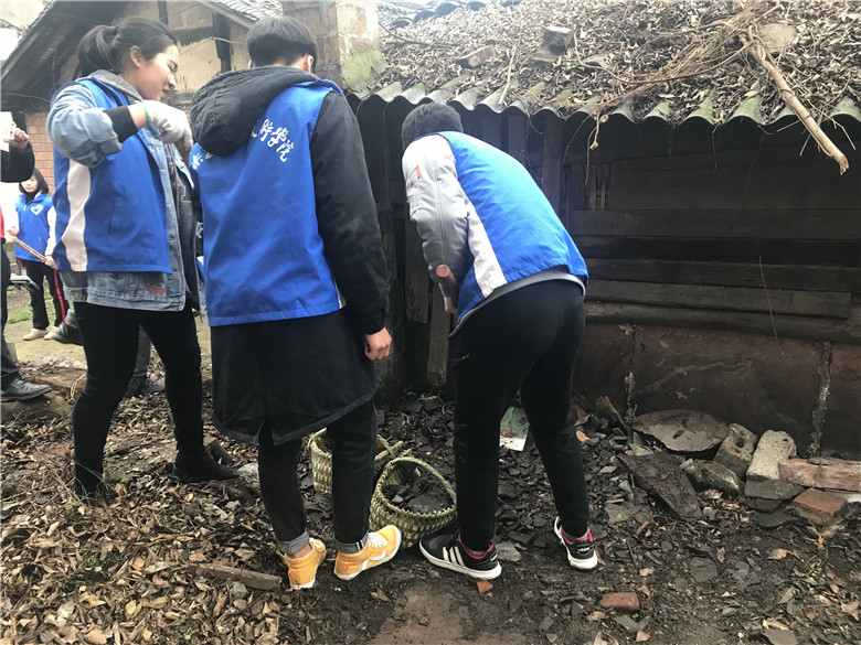 2019年2月27号新桥社区志愿服务4d058e85e704f0cf.jpg