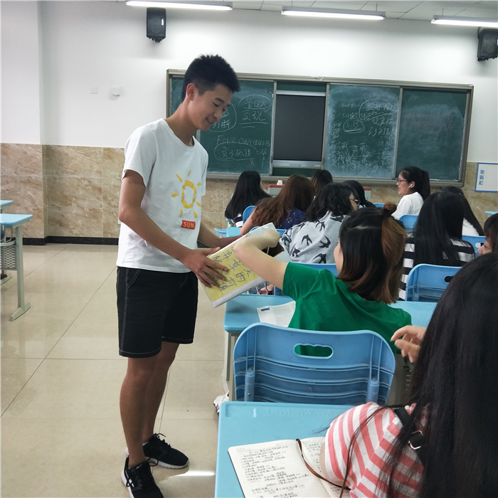 财经管理系开展“正能量箱”传递活动5.jpg